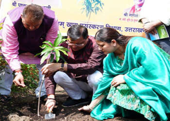 हरेला पर मुख्यमंत्री आवास परिसर में पौधारोपण