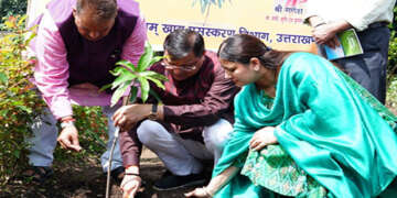 हरेला पर मुख्यमंत्री आवास परिसर में पौधारोपण