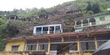 बूढ़ाकेदार के कोट गांव में पहाड़ी खिसकने से मकान छतिग्रस्त
