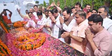 मुख्यमंत्री श्री पुष्कर सिंह धामी ने शहीद स्थल, रामपुर तिराहा में राज्य आन्दोलनकारी शहीदों को दी श्रद्धांजलि