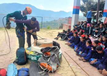 जिला आपदा प्रबंधन प्राधिकरण ने राइका अखोड़ी में दिया बचाव का प्रशिक्षण