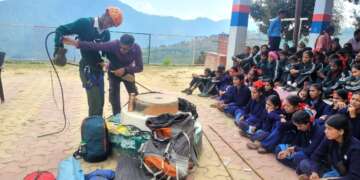 जिला आपदा प्रबंधन प्राधिकरण ने राइका अखोड़ी में दिया बचाव का प्रशिक्षण