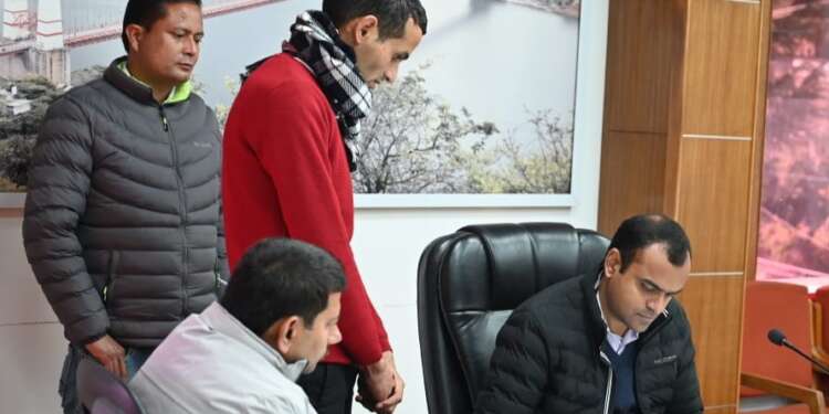 डीएम आफिस टिहरी में हुआ जनता मिलन कार्यक्रम, कई शिकायतों का निपटारा