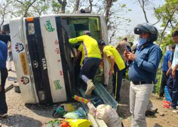 नरेंद्रनगर में सड़क पर पलटी सवारी से भरी बस