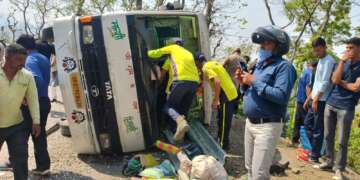 नरेंद्रनगर में सड़क पर पलटी सवारी से भरी बस