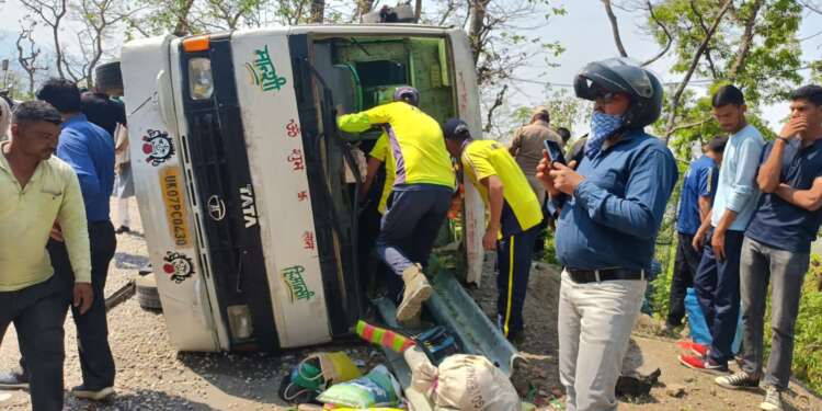 नरेंद्रनगर में सड़क पर पलटी सवारी से भरी बस