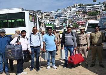 दिव्यांग, बुजुर्ग, गर्भवती महिलाओं को मतदान कराने में प्राथमिकता दें : डीएम मयूर दीक्षित