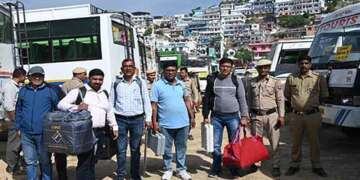 दिव्यांग, बुजुर्ग, गर्भवती महिलाओं को मतदान कराने में प्राथमिकता दें : डीएम मयूर दीक्षित