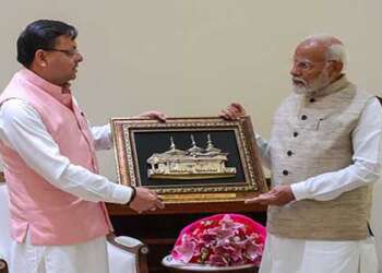 सीएम धामी ने प्रधानमंत्री को भेंट की महासू देवता मंदिर की प्रतिकृति