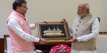 सीएम धामी ने प्रधानमंत्री को भेंट की महासू देवता मंदिर की प्रतिकृति