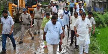 तिनगढ़ के विस्थापन के लिए भूमि का चिन्हित की जा रही : प्रभारी मंत्री