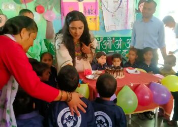 प्रज्ञा फाउंडेशन की निदेशक श्रीमती प्रज्ञा दीक्षित ने आंगनवाड़ी केंद्र के बच्चों के साथ मनाया अपना जन्मदिन