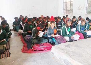 जनप्रतिनिधियों की कुर्सी सुरक्षित, भारी ठंड में भी GIC अखोड़ी के स्टूडेंट जमीन पर !