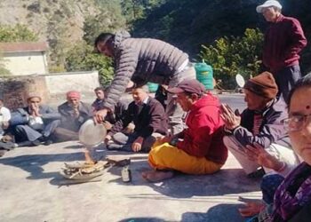 घनसाली में सरकार की बुद्धि- शुद्धि के लिए गुरिल्ला संगठन के लोगों ने किया हवन