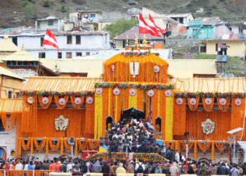 वैदिक मंत्रोच्चार व विधि विधान के साथ खुले बद्रीनाथ के कपाट