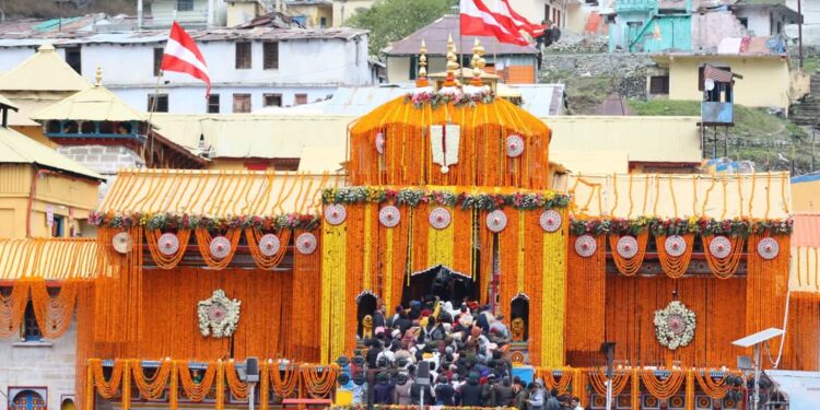 वैदिक मंत्रोच्चार व विधि विधान के साथ खुले बद्रीनाथ के कपाट