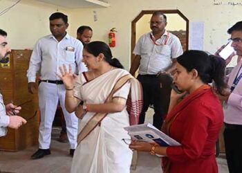 जिला निर्वाचन अधिकारी ने विकासखण्ड थौलधार का स्थनीय निरीक्षण किया