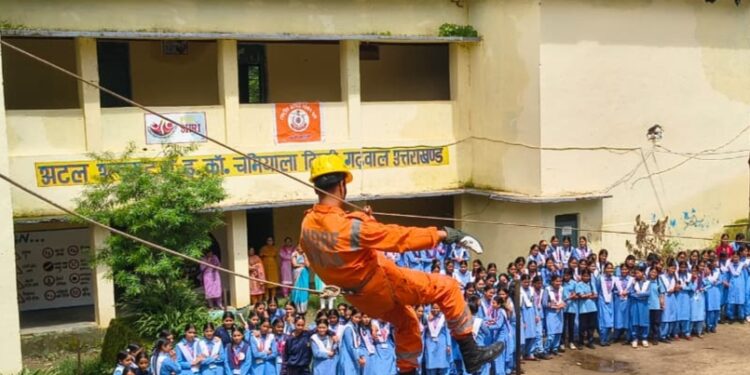 चमियाला के इंटर कॉलेज में विद्यार्थियों को सिखाये गए आपदा में बचाव के गुर