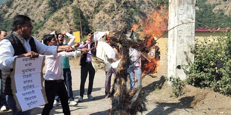 पिलखी में इगास पर जलाए गए टिहरी  की सांसद और घनसाली विधायक शक्तिलाल के पुतले