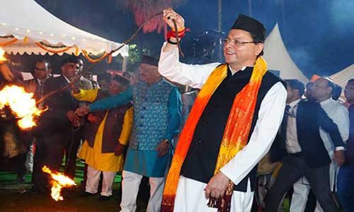 इगास पर्व पर झूमेलो, जागर और लोकधुनों की गूंज से सराबोर हुआ मुख्यमंत्री आवास