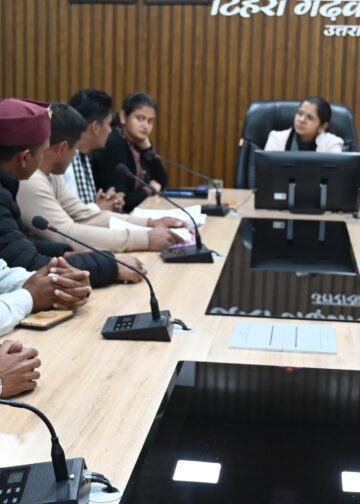 जिलाधिकारी नितिका खण्डेलवाल के साथ हुई घनसाली जन संघर्ष मोर्चा की बैठक