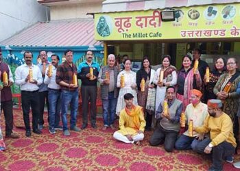 धाद के होली मिलन मे होली गीतों के साथ जुडी माल्टा रस की मिठास