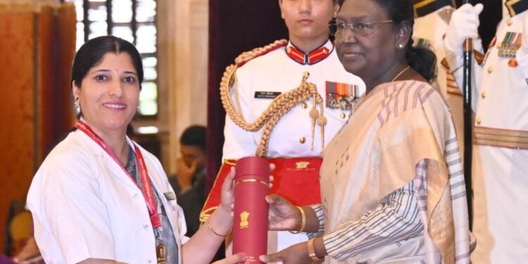 नौगांव की नर्स पूजा राणा परमार राष्ट्रीय फ्लोरेंस नाइटिंगेल पुरस्कार से सम्मानित