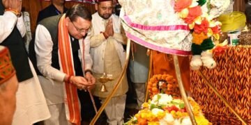 प्रधानमंत्री जी के राष्ट्रसेवा में 25 साल पूर्ण होने पर सीएम धामी ने भगवान विश्वनाथ मंदिर की पूजा अर्चना