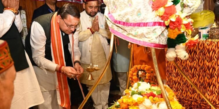 प्रधानमंत्री जी के राष्ट्रसेवा में 25 साल पूर्ण होने पर सीएम धामी ने भगवान विश्वनाथ मंदिर की पूजा अर्चना