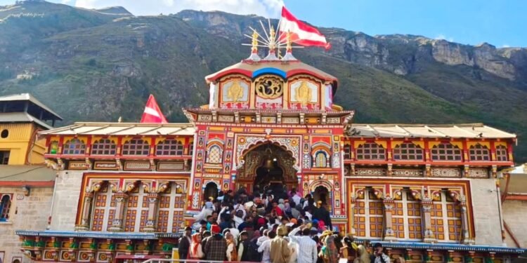 पितृ पक्ष में बद्रीनाथ धाम में उमड़ा आस्था का सैलाब, ब्रह्मकपाल में पिंडदान के लिए पहुंच रहे श्रद्धालुओं का हुजूम