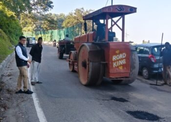 जनपद टिहरी में सड़कों को गड्ढामुक्त करने का अभियान तेज, एडीएम ने किया स्थलीय निरीक्षण