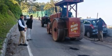 जनपद टिहरी में सड़कों को गड्ढामुक्त करने का अभियान तेज, एडीएम ने किया स्थलीय निरीक्षण