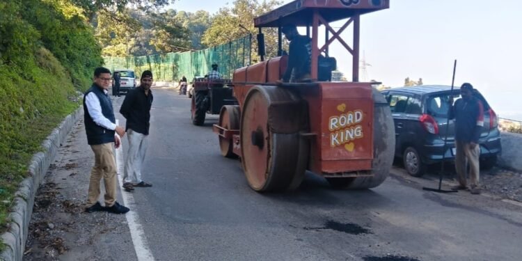 जनपद टिहरी में सड़कों को गड्ढामुक्त करने का अभियान तेज, एडीएम ने किया स्थलीय निरीक्षण