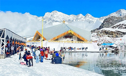 हेमकुंड के कपाट बंद, इस वर्ष 3,84,573 से अधिक श्रद्धालुओं ने पवित्र धाम में मत्था टेका